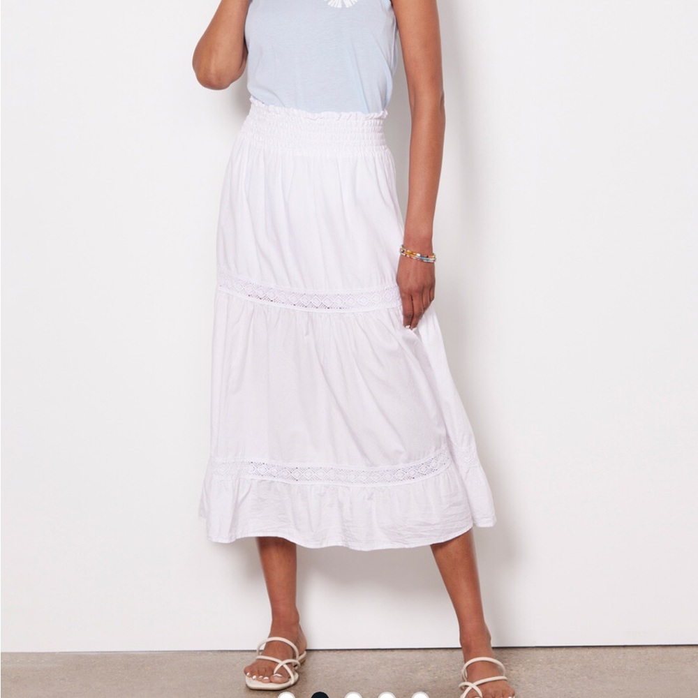 Red Haute Tracy Tiered white skirt. Size medium.